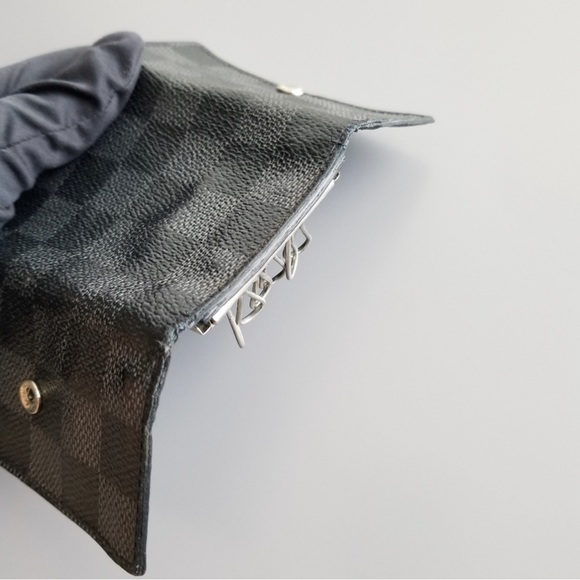 LV Graphite Key Holder (Louis Vuitton) - Picture 10 of 11